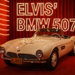 BMW 507 alb în fața decorului roșu Elvis BMW 507 din muzeul BMW
