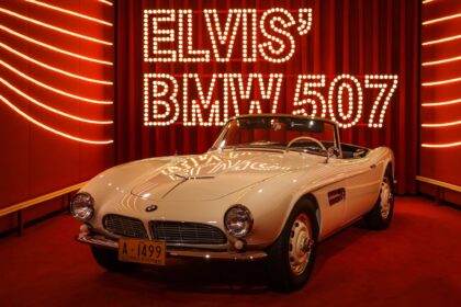 BMW 507 alb în fața decorului roșu Elvis BMW 507 din muzeul BMW