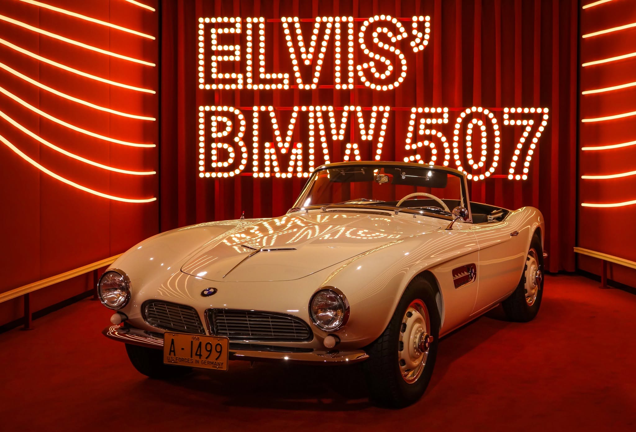 BMW 507 alb în fața decorului roșu Elvis BMW 507 din muzeul BMW