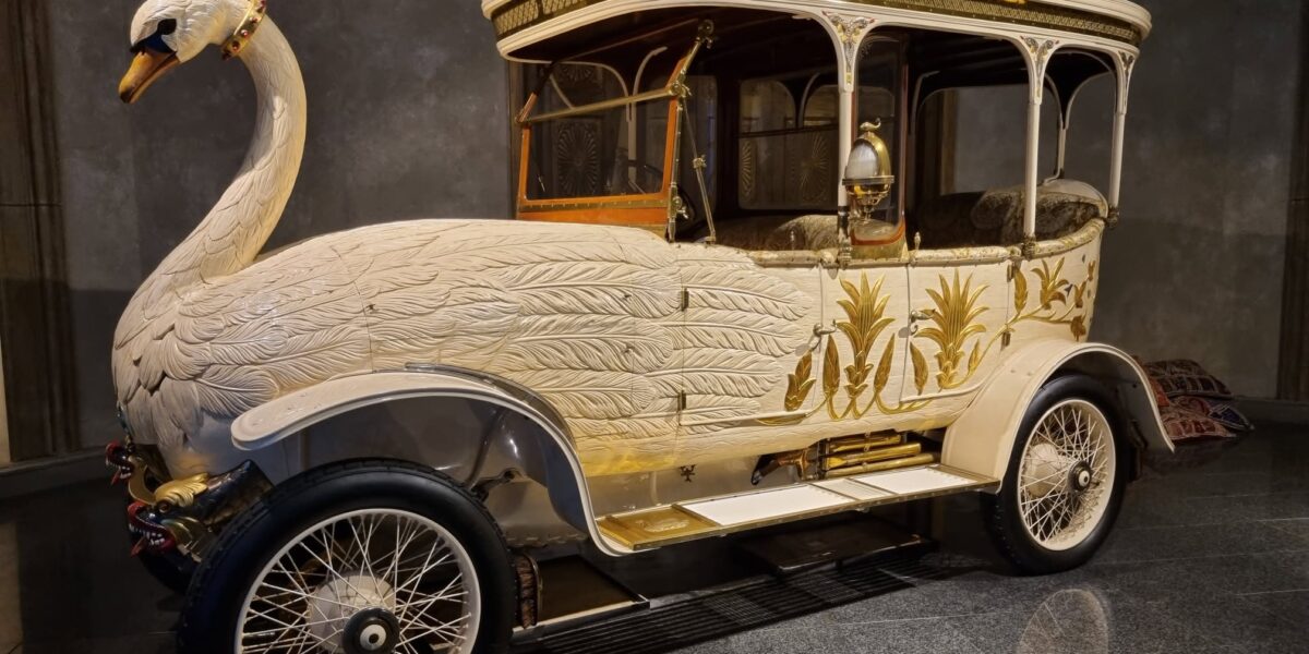 Brooke Swan Car alb cu gât de lebădă și ornamente aurii la Muzeul Louwman