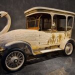 Brooke Swan Car alb cu gât de lebădă și ornamente aurii la Muzeul Louwman