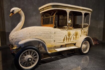 Brooke Swan Car alb cu gât de lebădă și ornamente aurii la Muzeul Louwman