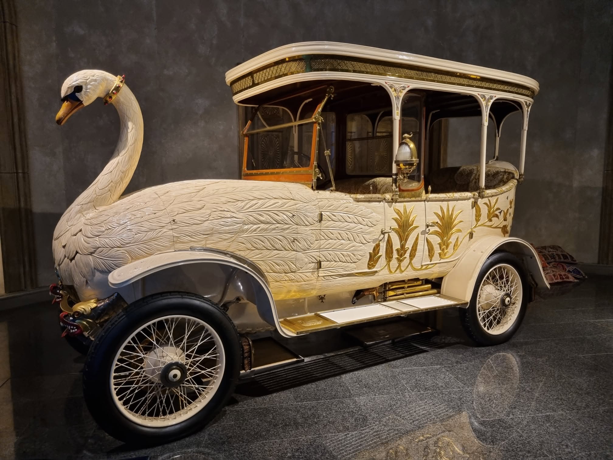 Brooke Swan Car alb cu gât de lebădă și ornamente aurii la Muzeul Louwman