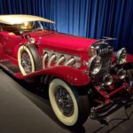 Duesenberg SJ roșu cu plafon crem și evacuări exterioare la Louwman Museum