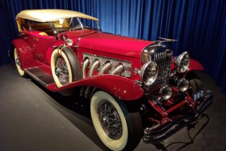 Duesenberg SJ roșu cu plafon crem și evacuări exterioare la Louwman Museum