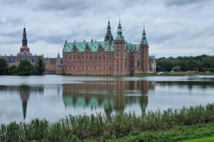 Castelul Frederiksborg și reflexia sa în lac, la Hillerød
