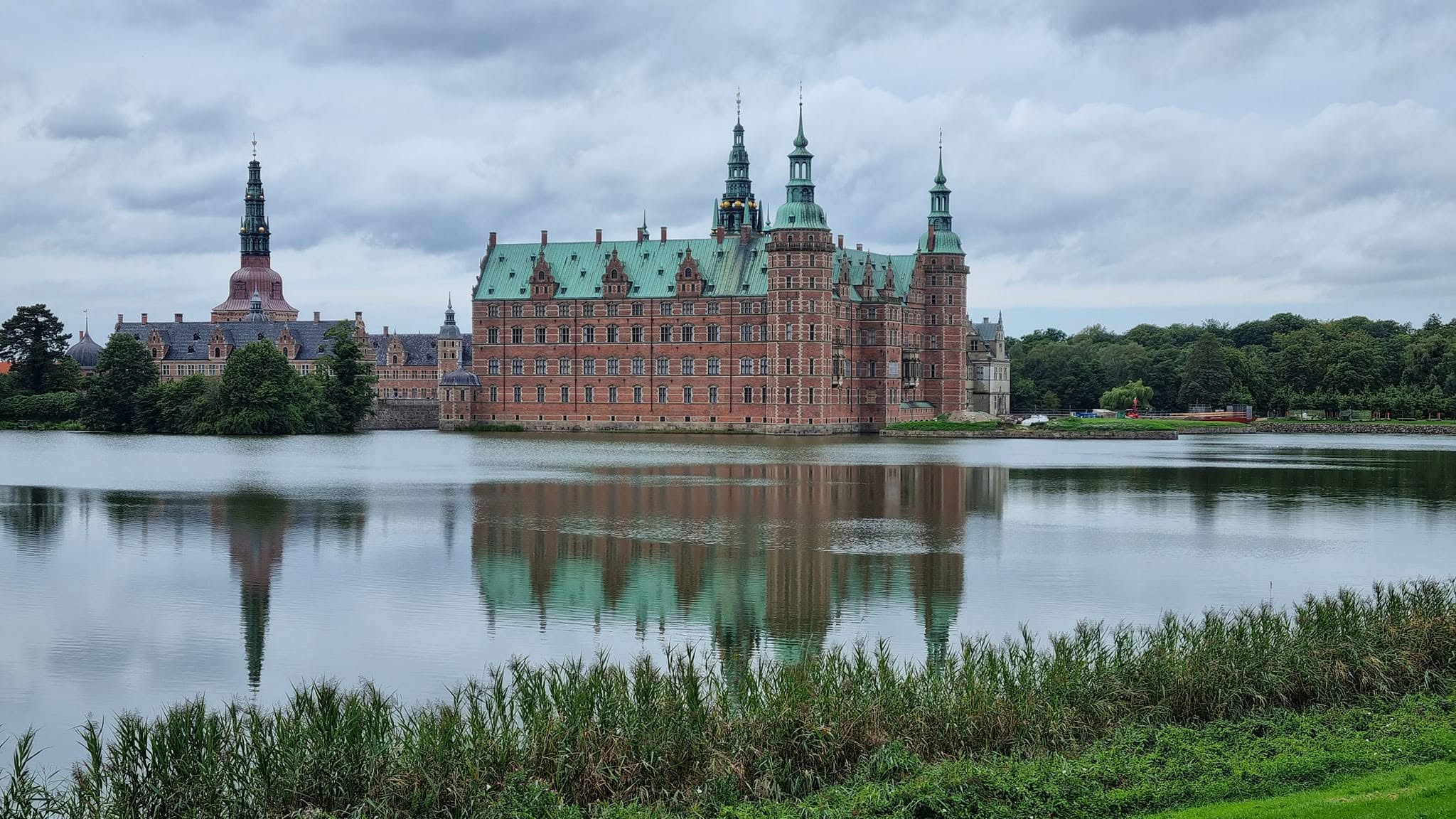 Castelul Frederiksborg și reflexia sa în lac, la Hillerød