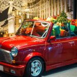 Mini Cabriolet clasic roșu cu pachete decorative și lumini de sărbătoare