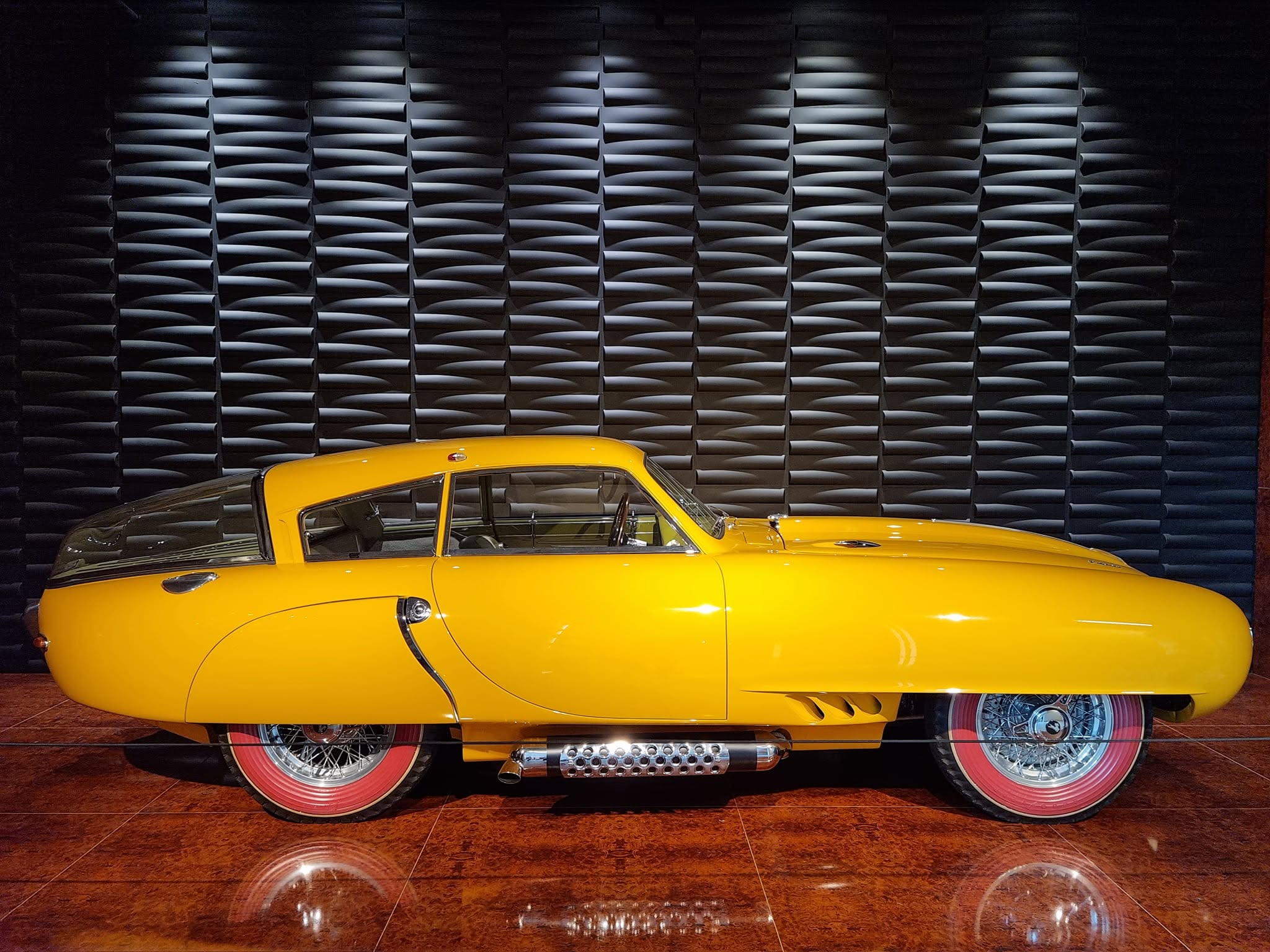 Pegaso Z-102 Cúpula galben văzut din lateral la Muzeul Louwman
